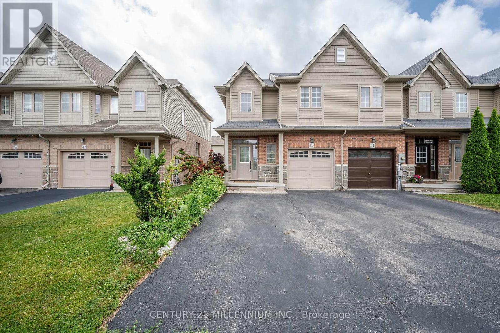 Photo 2 of 43 Bankfield Crescent, Hamilton ON