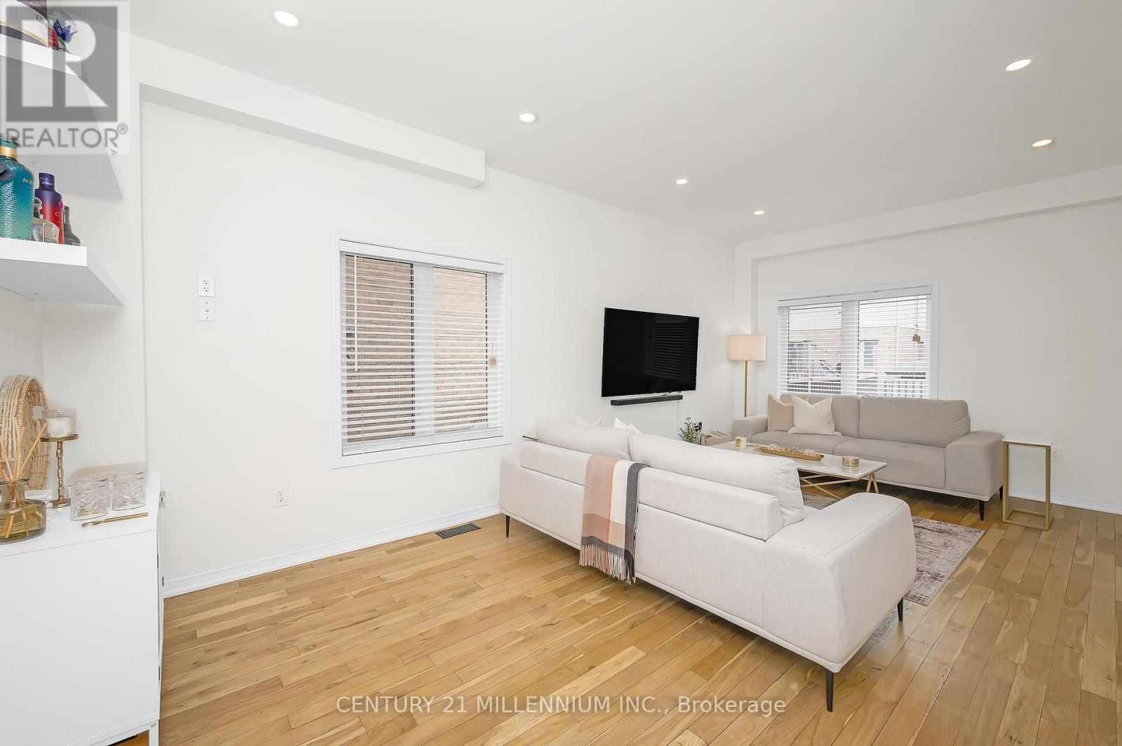 Photo 10 of 43 Bankfield Crescent, Hamilton ON