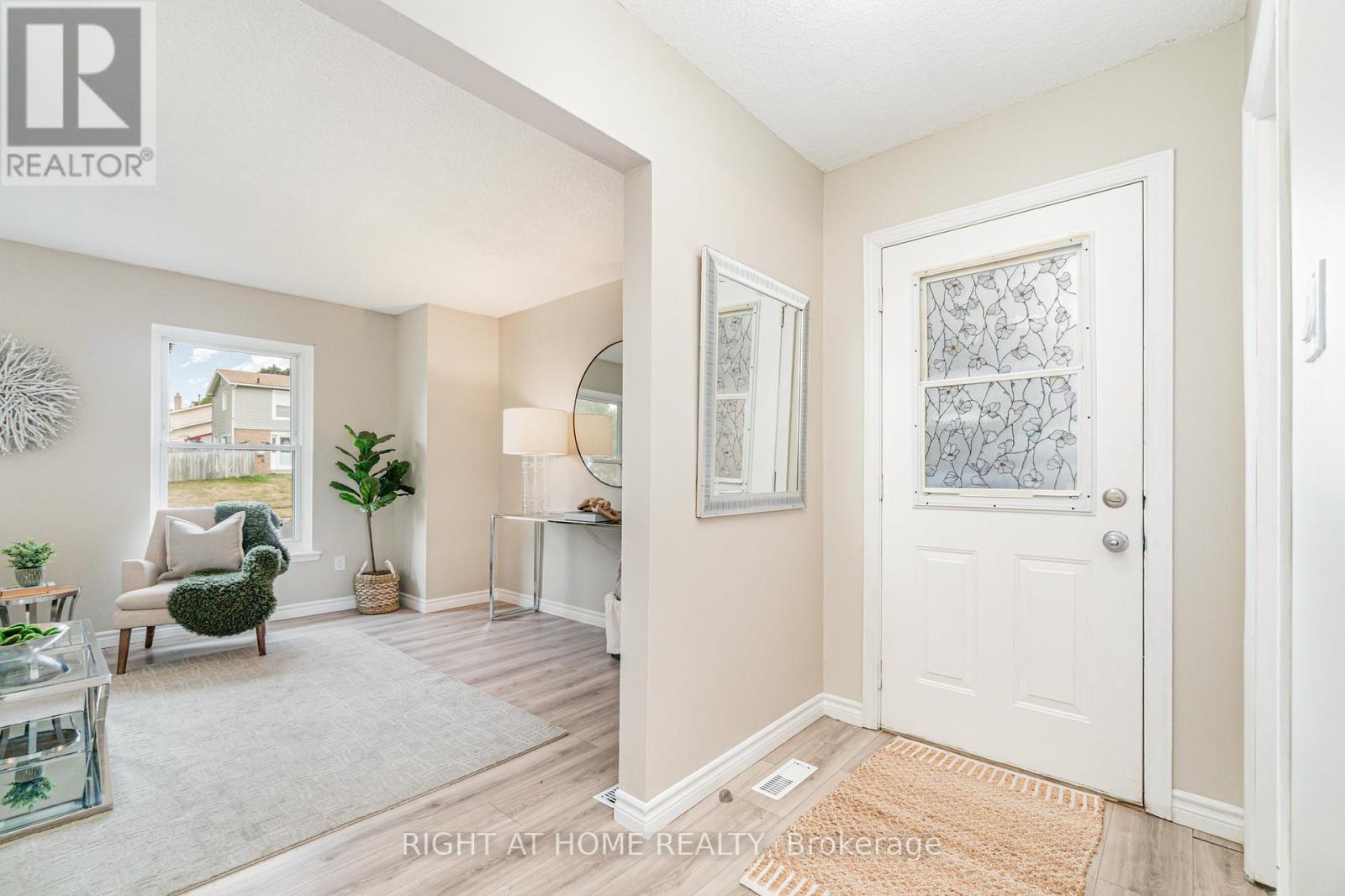 Photo 5 of 50 Roser Crescent, Clarington ON