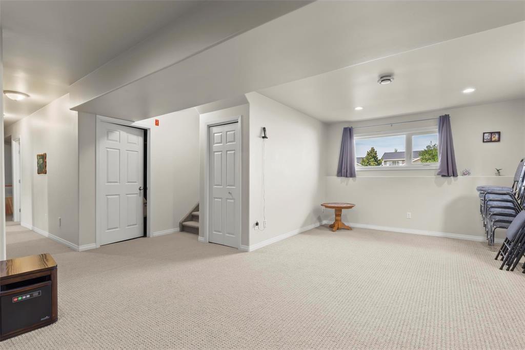 Photo 19 of 18 Westview Drive, Steinbach MB