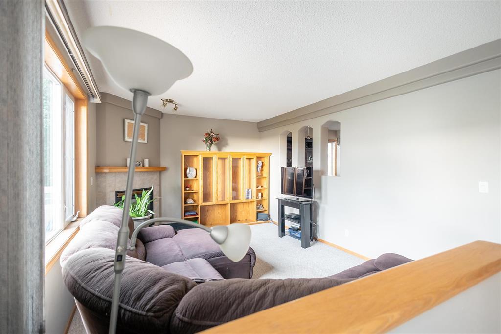 Photo 10 of 182 Vineland Crescent, Winnipeg MB