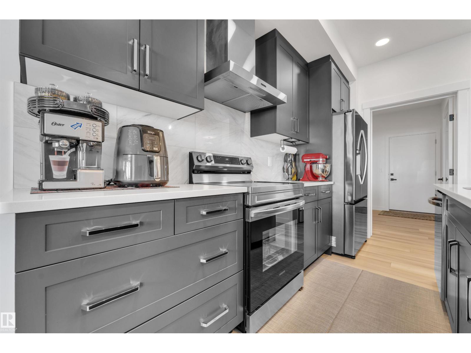 Photo 12 of 2134 14 A Av Nw, Edmonton AB