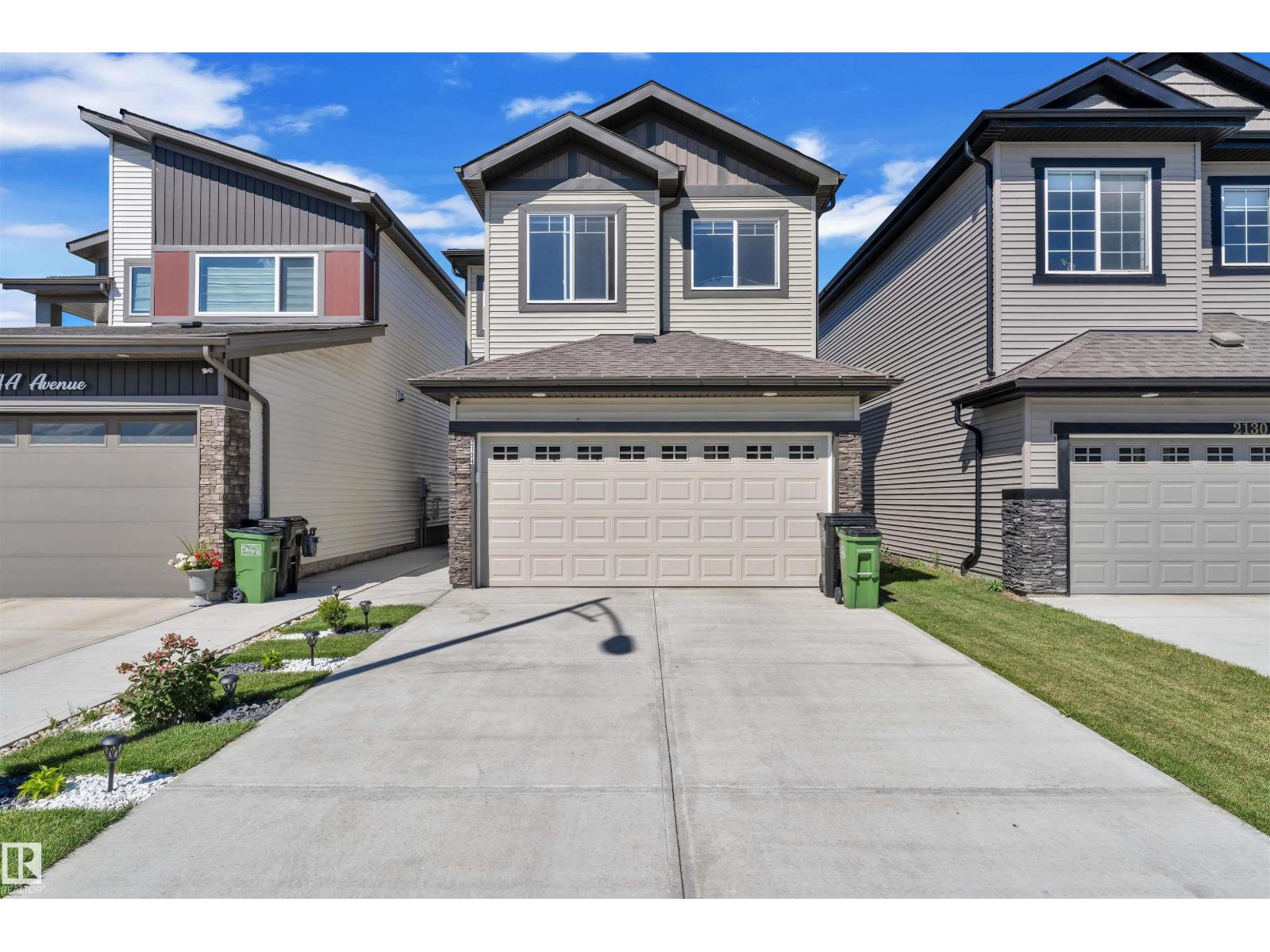 Photo 3 of 2134 14 A Av Nw, Edmonton AB
