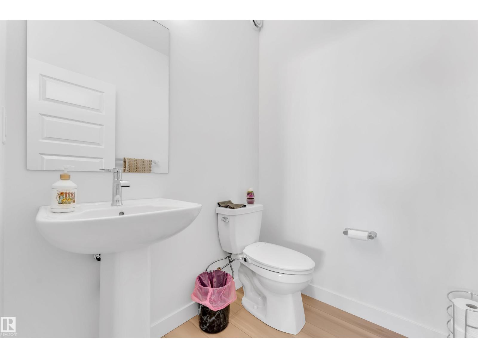 Photo 8 of 2134 14 A Av Nw, Edmonton AB