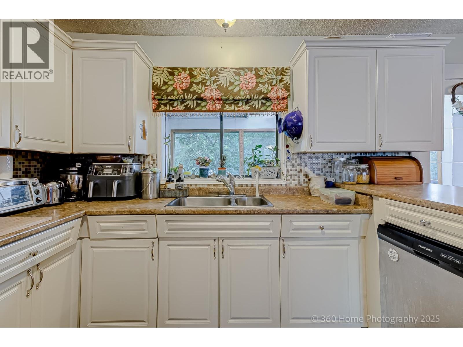 Photo 2 of 4529 Savoy Street, Delta BC