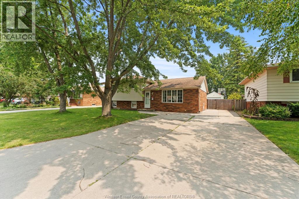 Photo 2 of 110 St James Court, Amherstburg ON