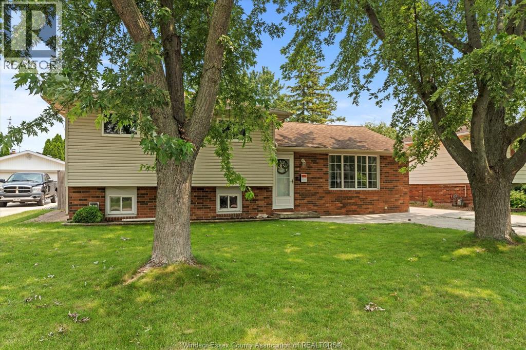 Photo 3 of 110 St James Court, Amherstburg ON