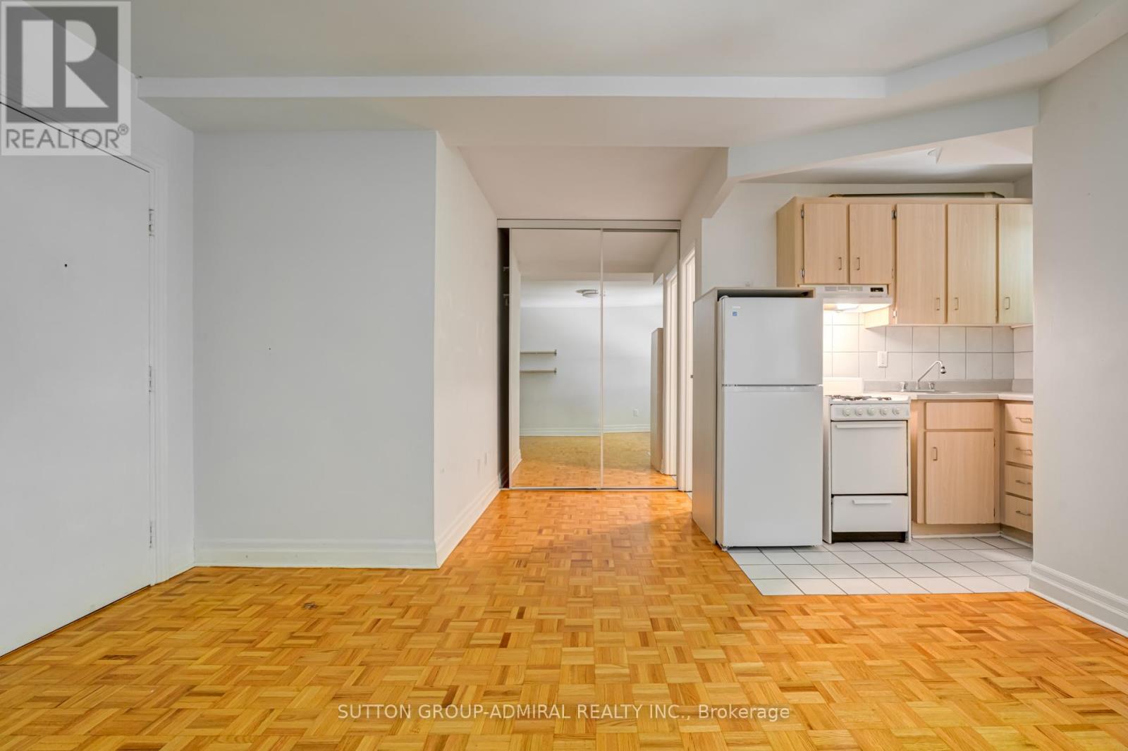 Photo 4 of 303 33 Maitland Street, Toronto ON