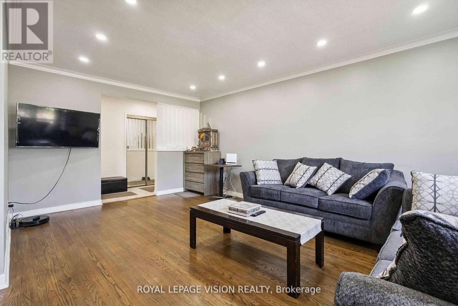Photo 6 of Main 58 Dolly Varden Boulevard, Toronto ON