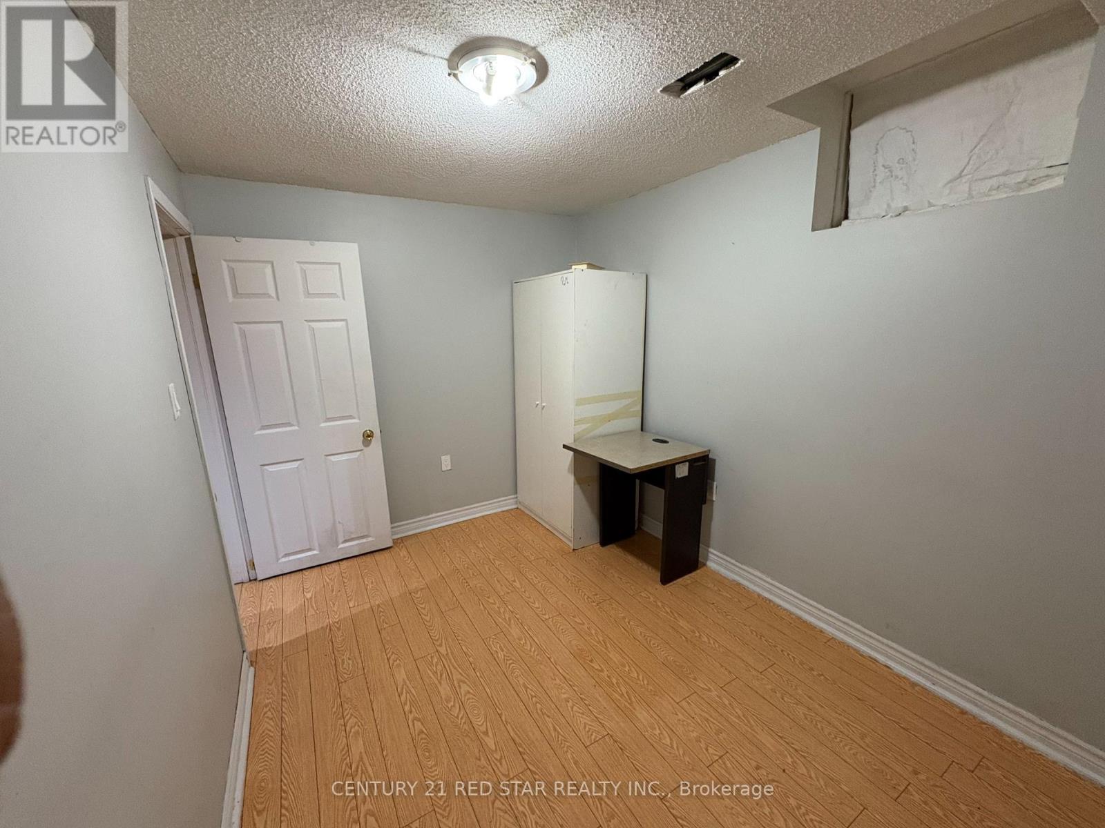 Photo 4 of 28 Junction Crescent, Brampton ON