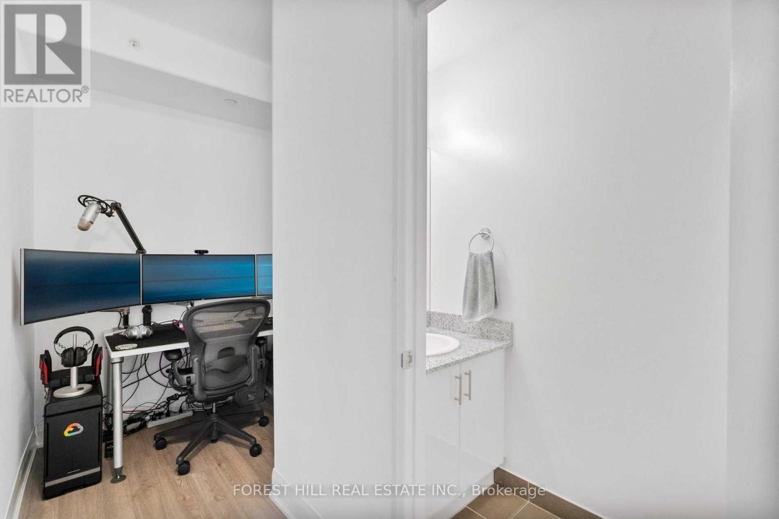 Photo 8 of 3305 2900 Highway 7 Road, Vaughan ON