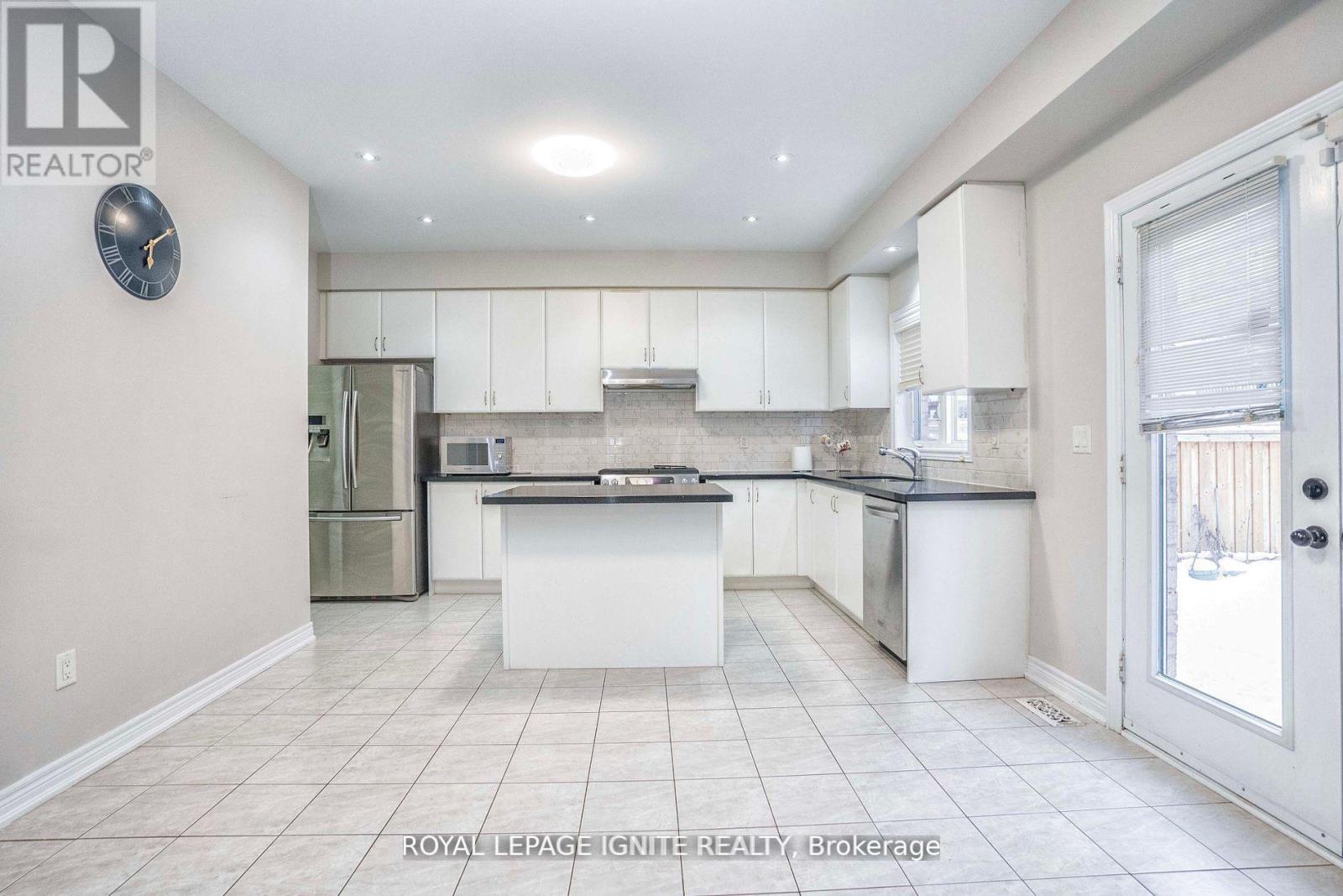 Photo 10 of 1382 Dallman Street, Innisfil ON