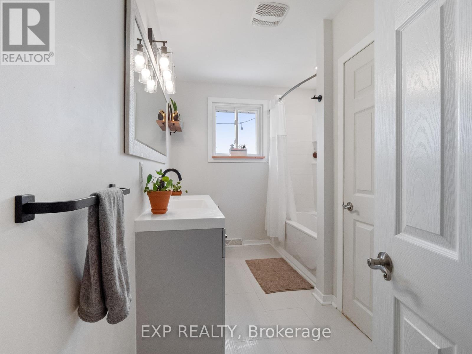 Photo 10 of 653 Lincoln Street, Welland ON