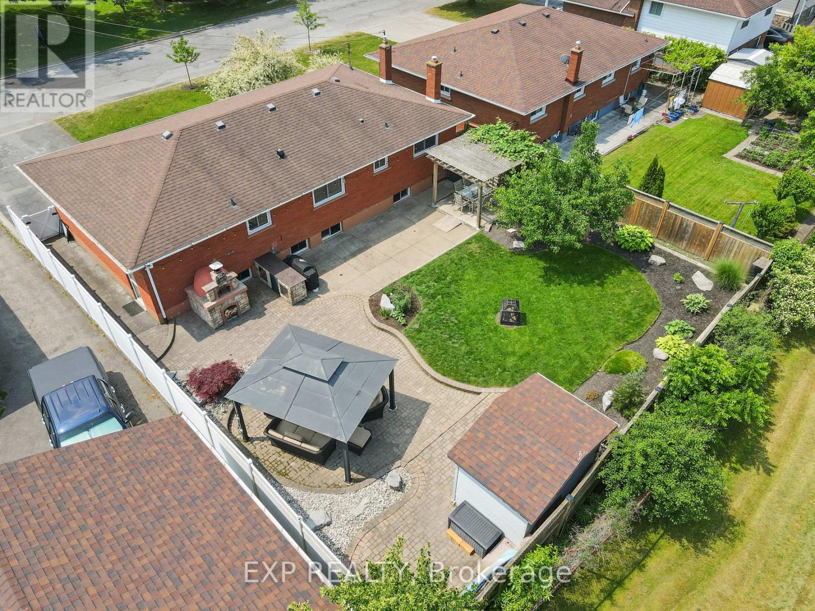 Photo 2 of 653 Lincoln Street, Welland ON