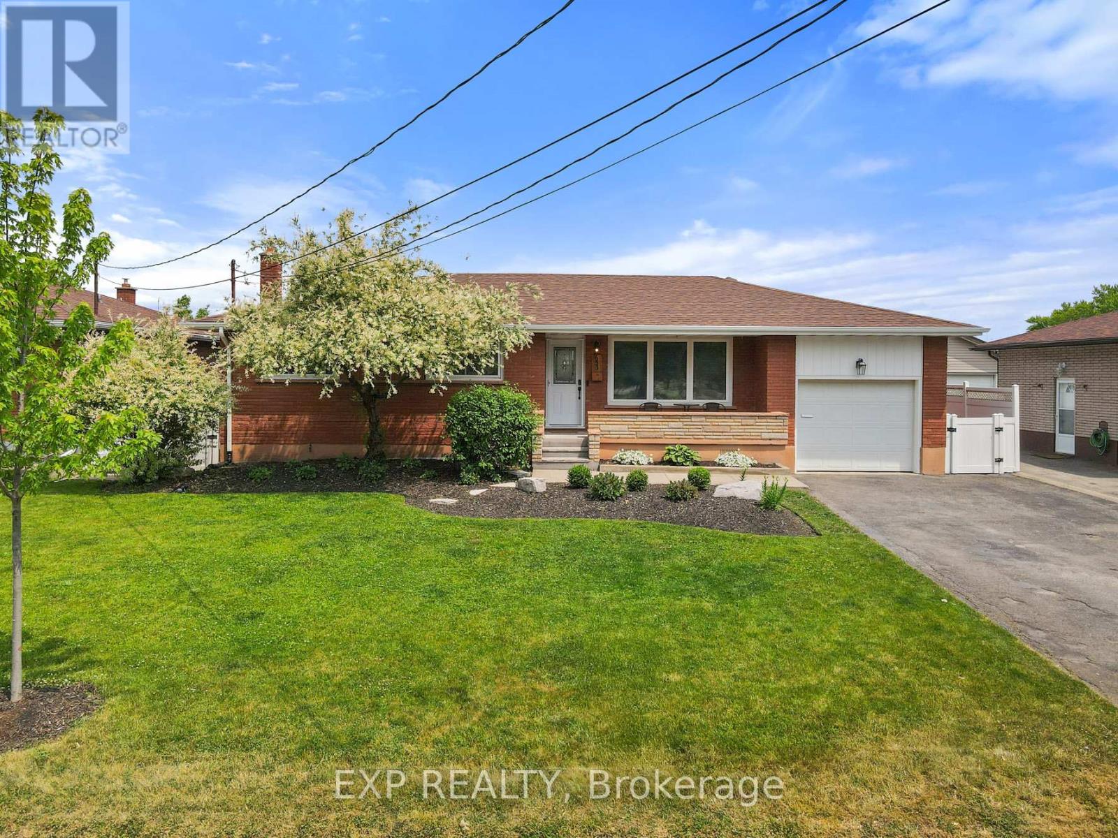 Photo 3 of 653 Lincoln Street, Welland ON