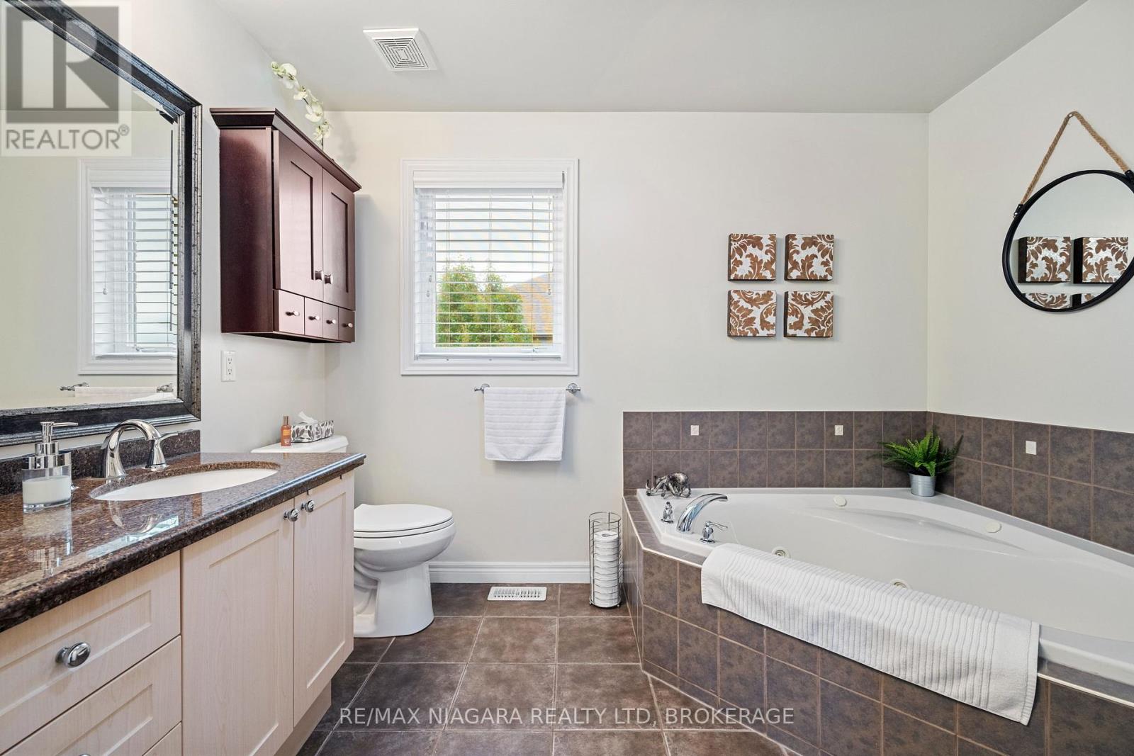 Photo 25 of 4493 Frances Crescent, Lincoln ON