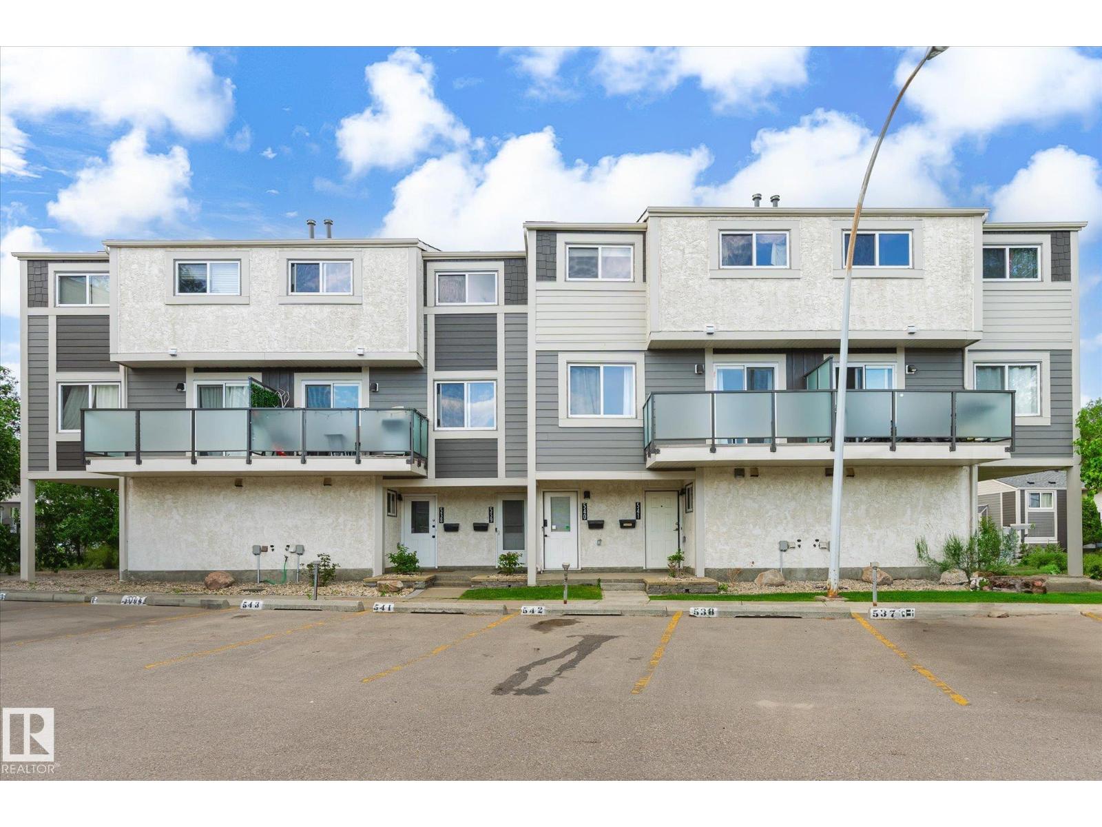 Photo 2 of 540 Willow Co Nw, Edmonton AB