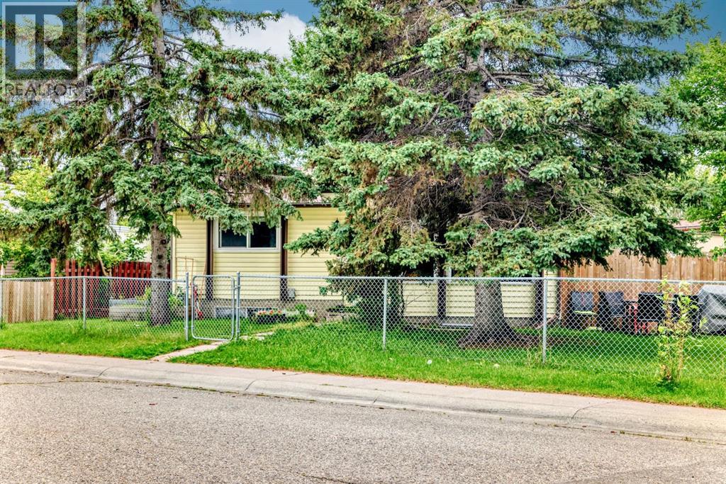 Single Family House Bungalow for Sale in  Pinegreen Close NE Pineridge Calgary 