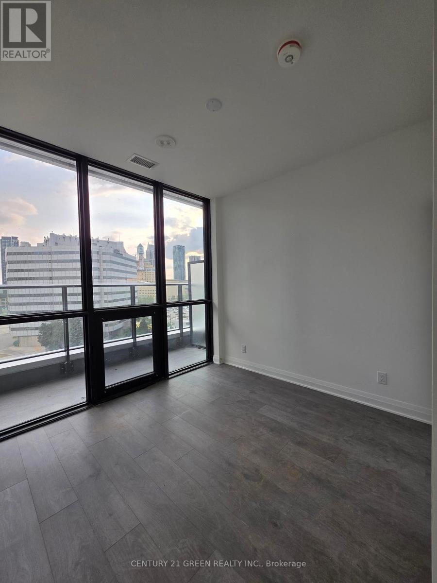 Photo 4 of 706 151 City Center Drive, Mississauga ON