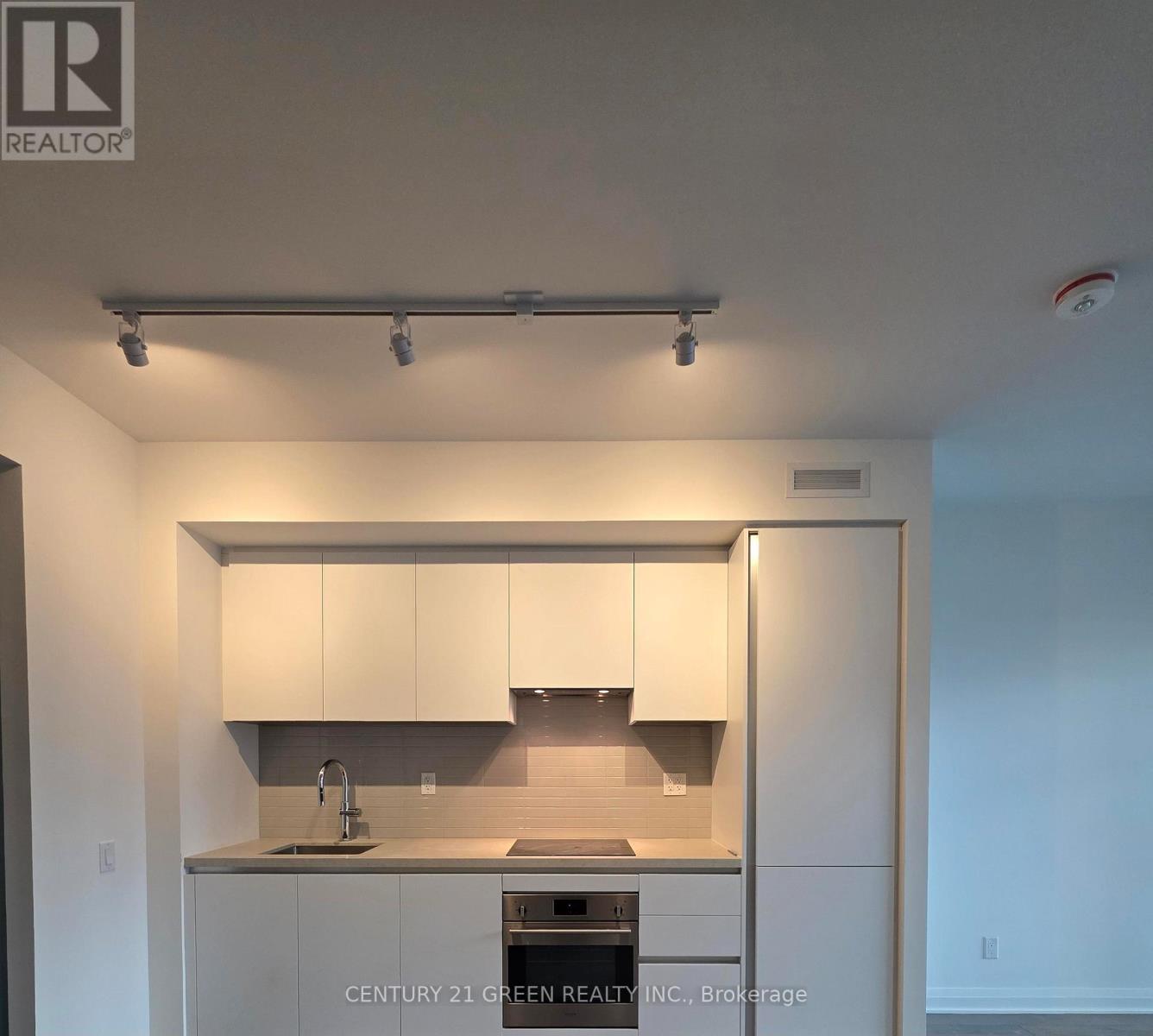 Photo 8 of 706 151 City Center Drive, Mississauga ON