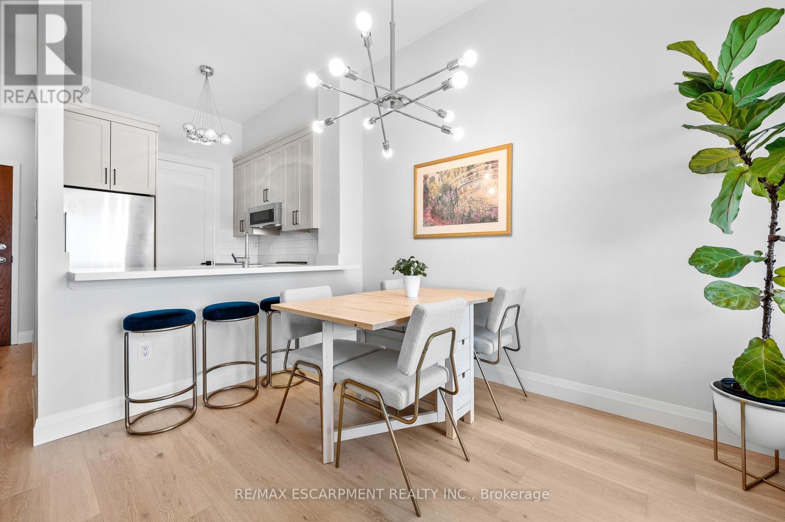 Photo 9 of 805 2511 Lakeshore Road W, Oakville ON