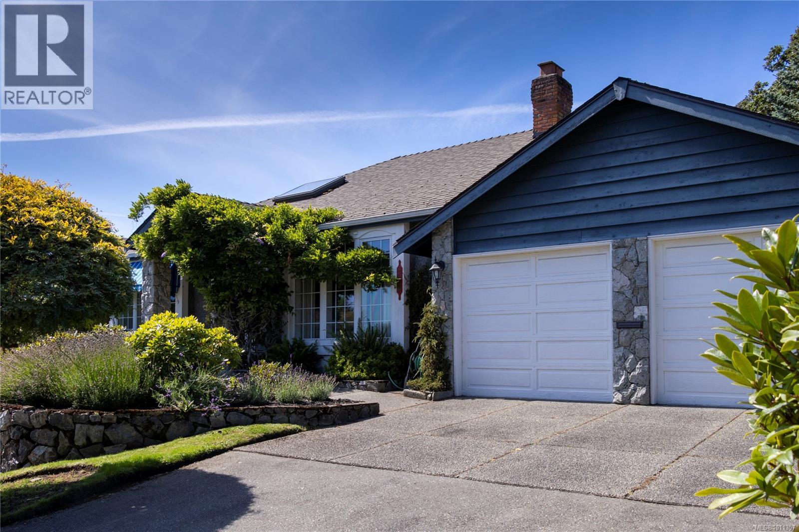 Single Family House for Sale in  Richmond Ave Victoria 