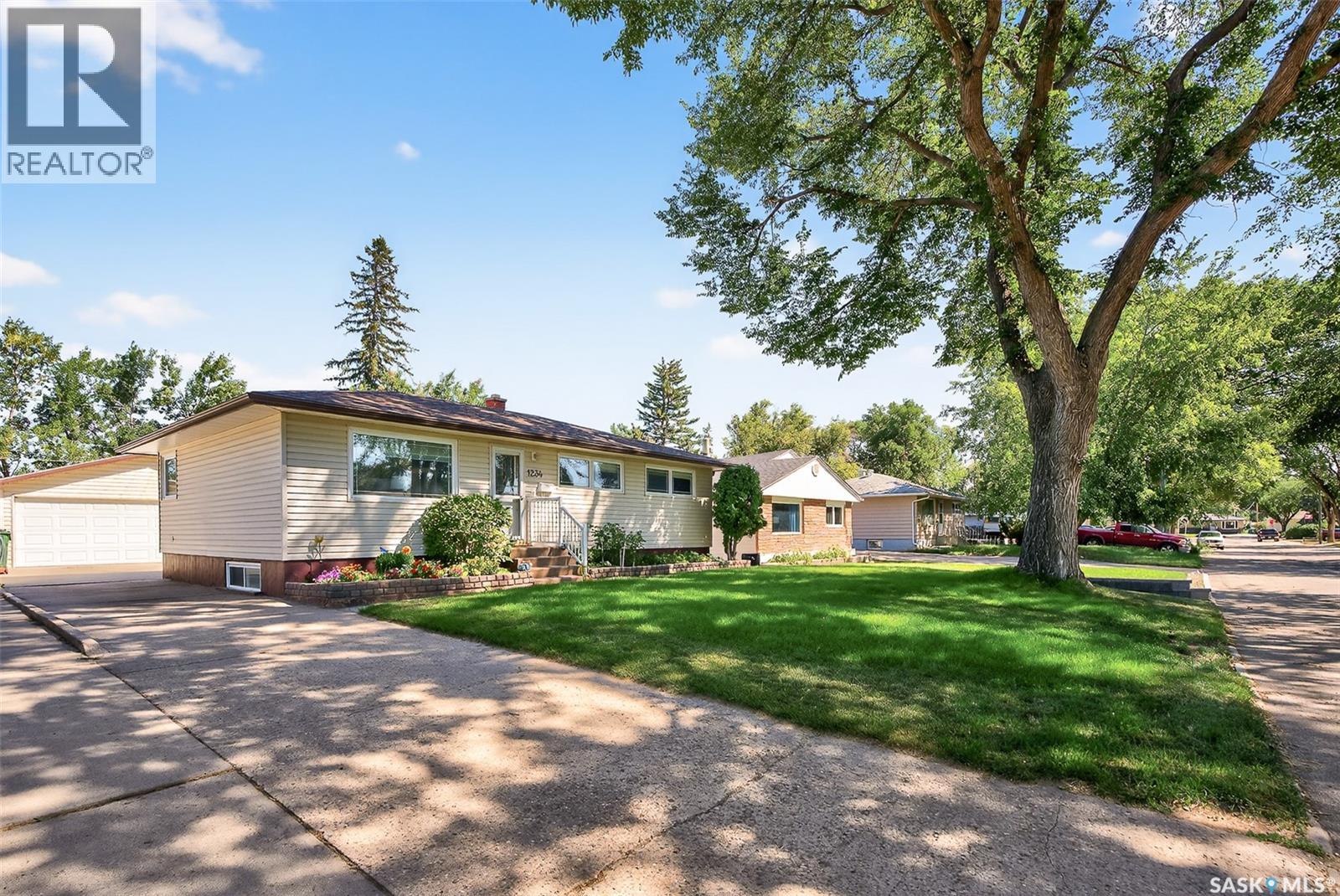 Photo 19 of 1234 Carleton Street, Moose Jaw SK