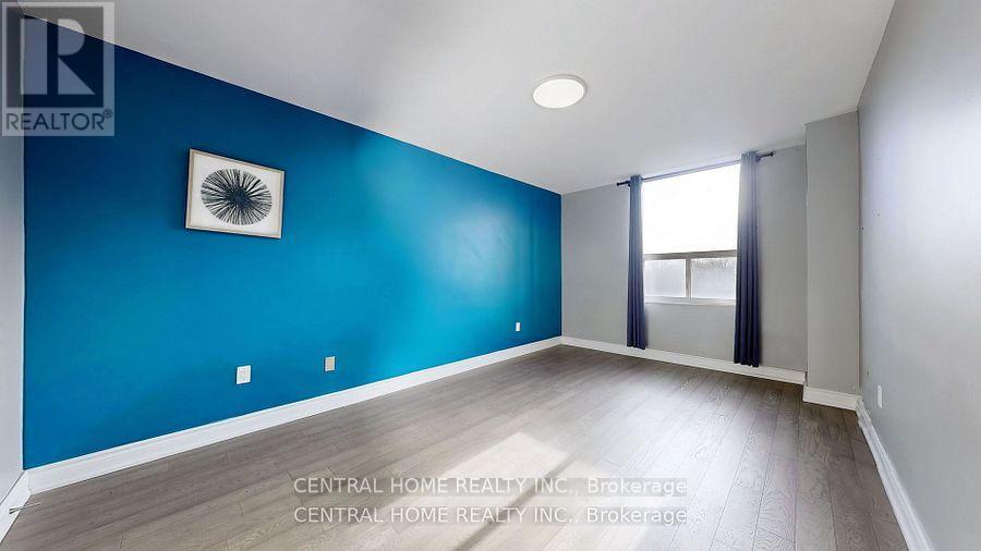 Photo 11 of 715 5 Shady Golfway, Toronto ON