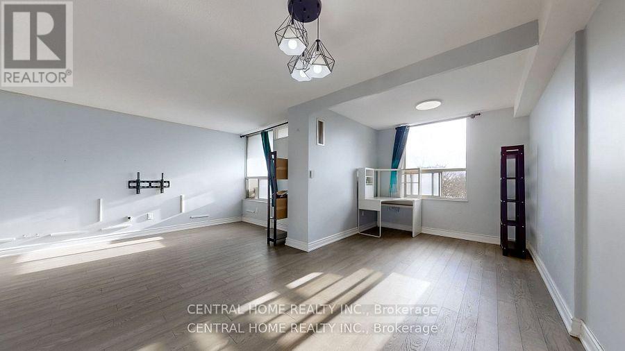 Photo 2 of 715 5 Shady Golfway, Toronto ON