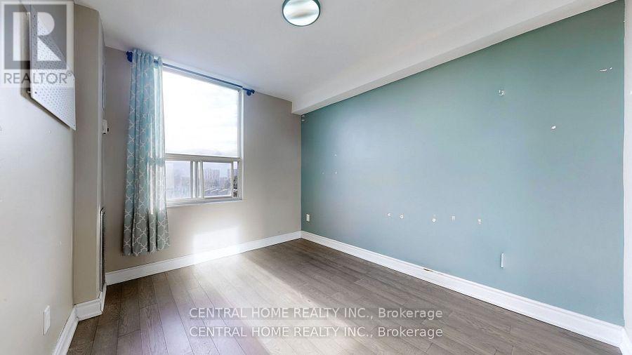 Photo 3 of 715 5 Shady Golfway, Toronto ON