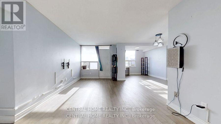 Photo 4 of 715 5 Shady Golfway, Toronto ON