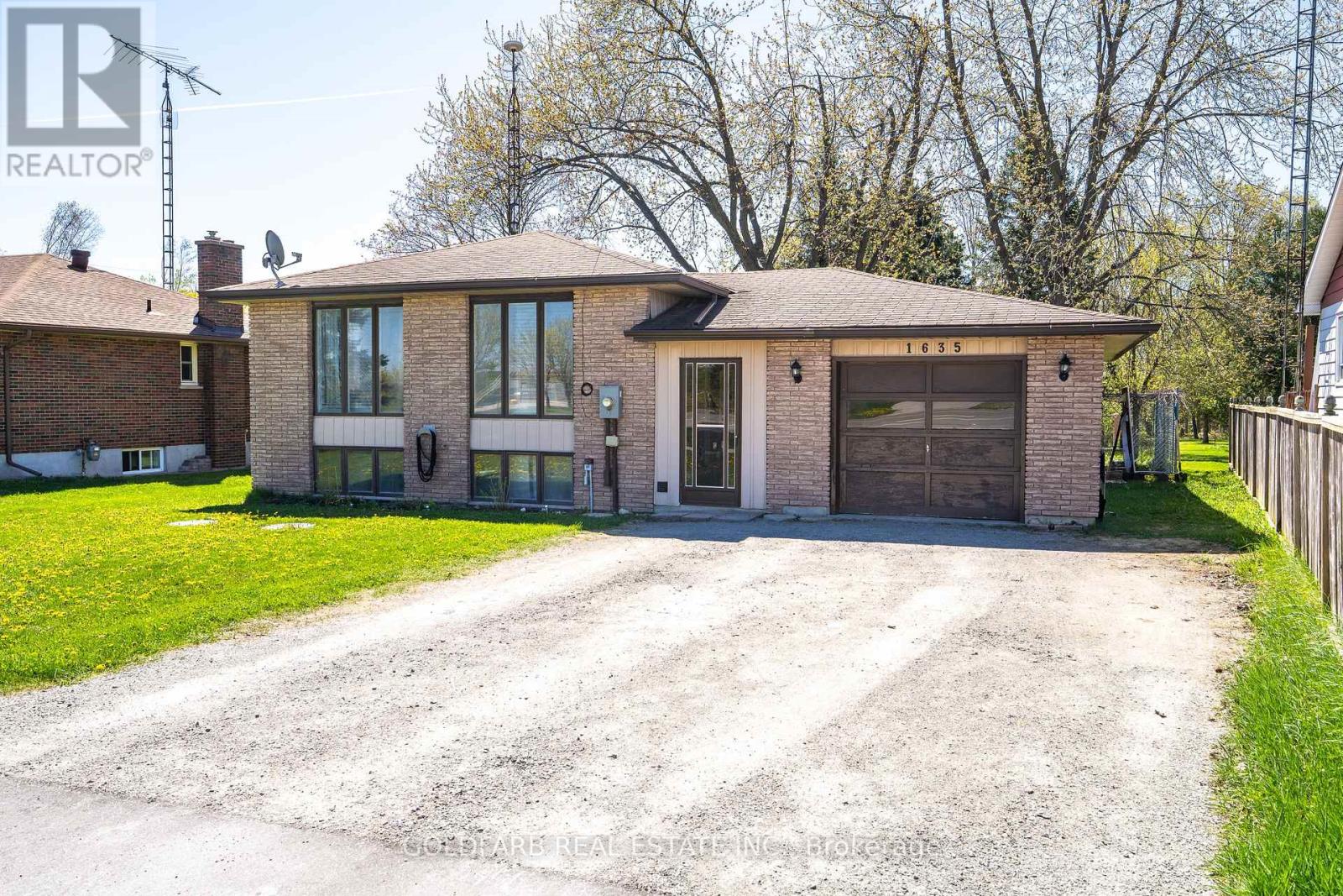 Photo 4 of 1635 Innisfil Beach Road, Innisfil ON