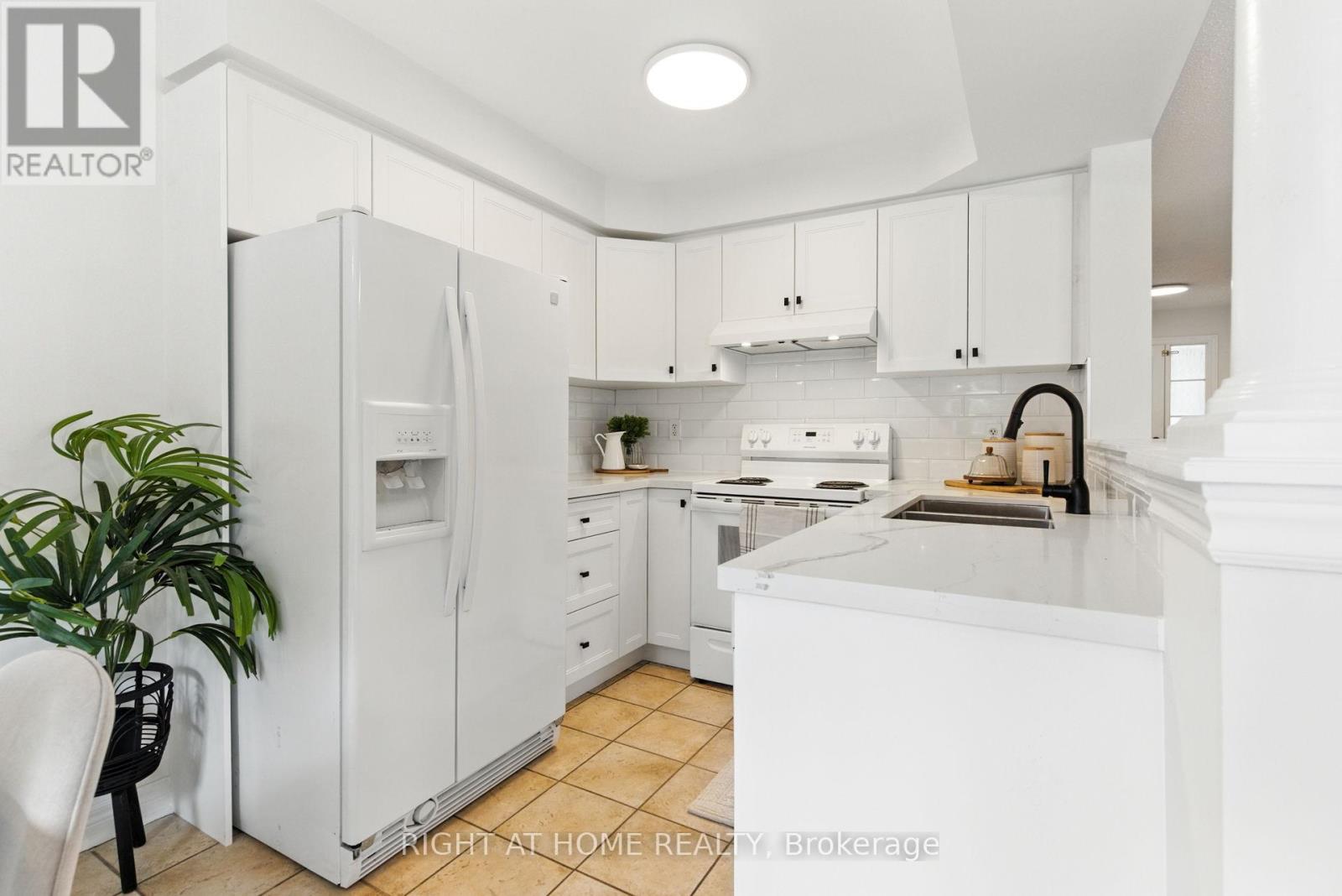 Photo 17 of 61 Corianne Avenue, Whitby ON