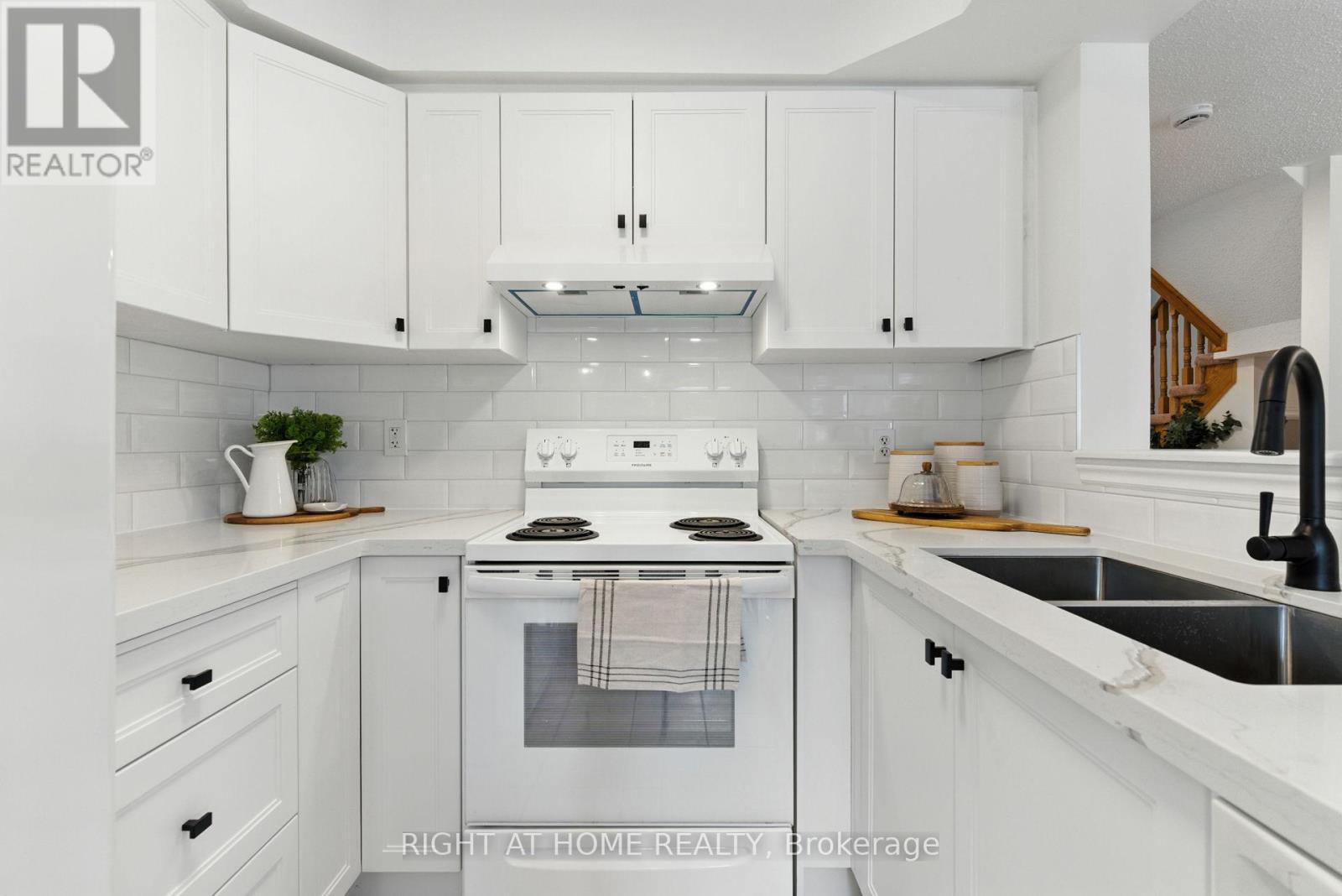 Photo 18 of 61 Corianne Avenue, Whitby ON