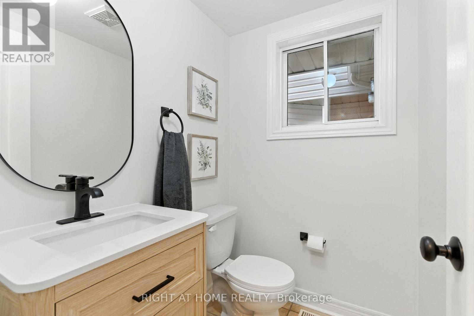 Photo 21 of 61 Corianne Avenue, Whitby ON