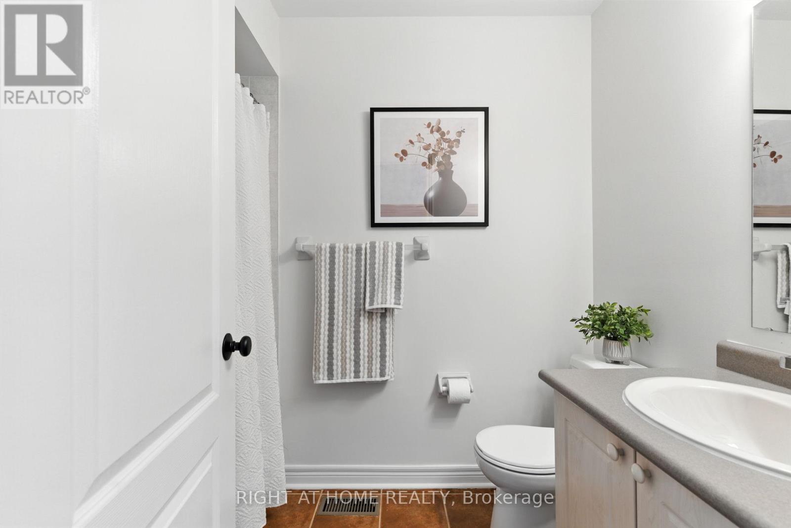 Photo 32 of 61 Corianne Avenue, Whitby ON