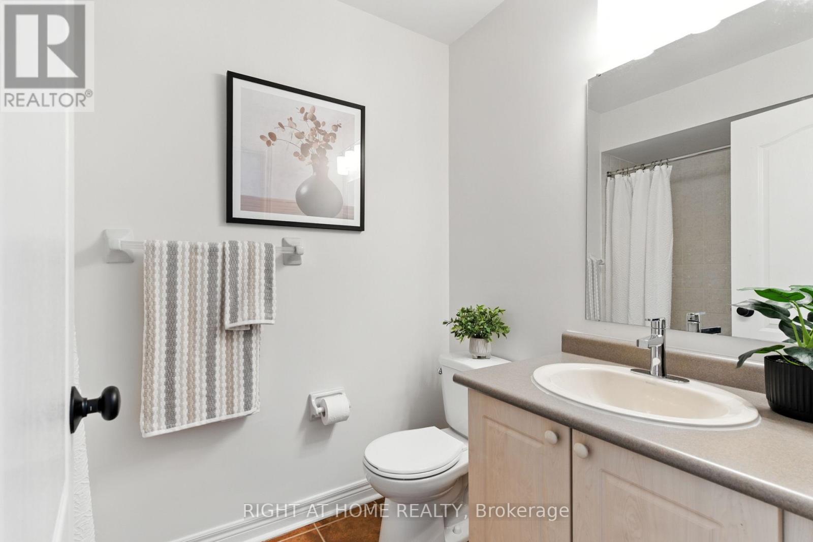 Photo 33 of 61 Corianne Avenue, Whitby ON