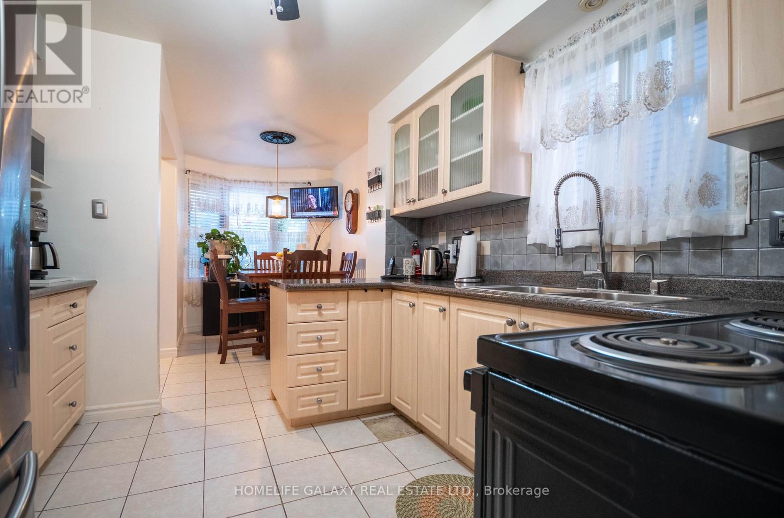 Photo 7 of 1846 Cricket Lane, Pickering ON