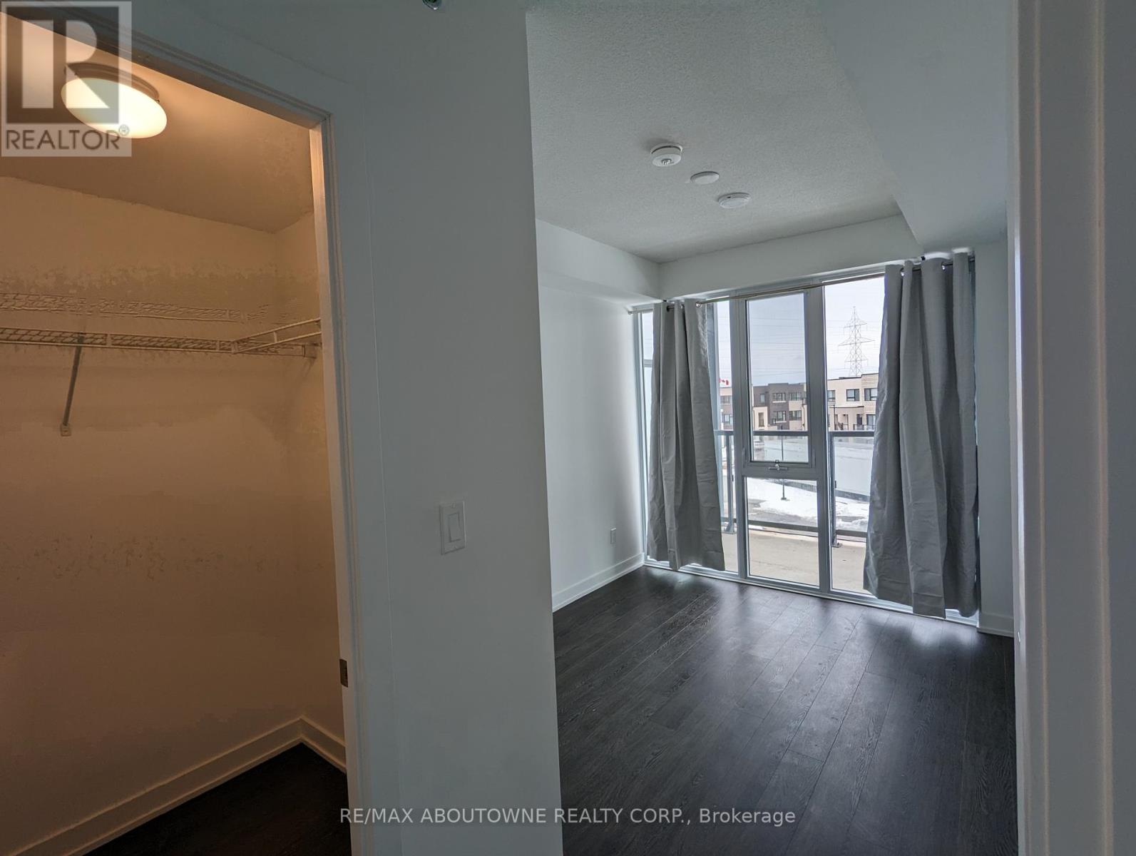 Photo 5 of 301 3210 Dakota Common, Burlington ON