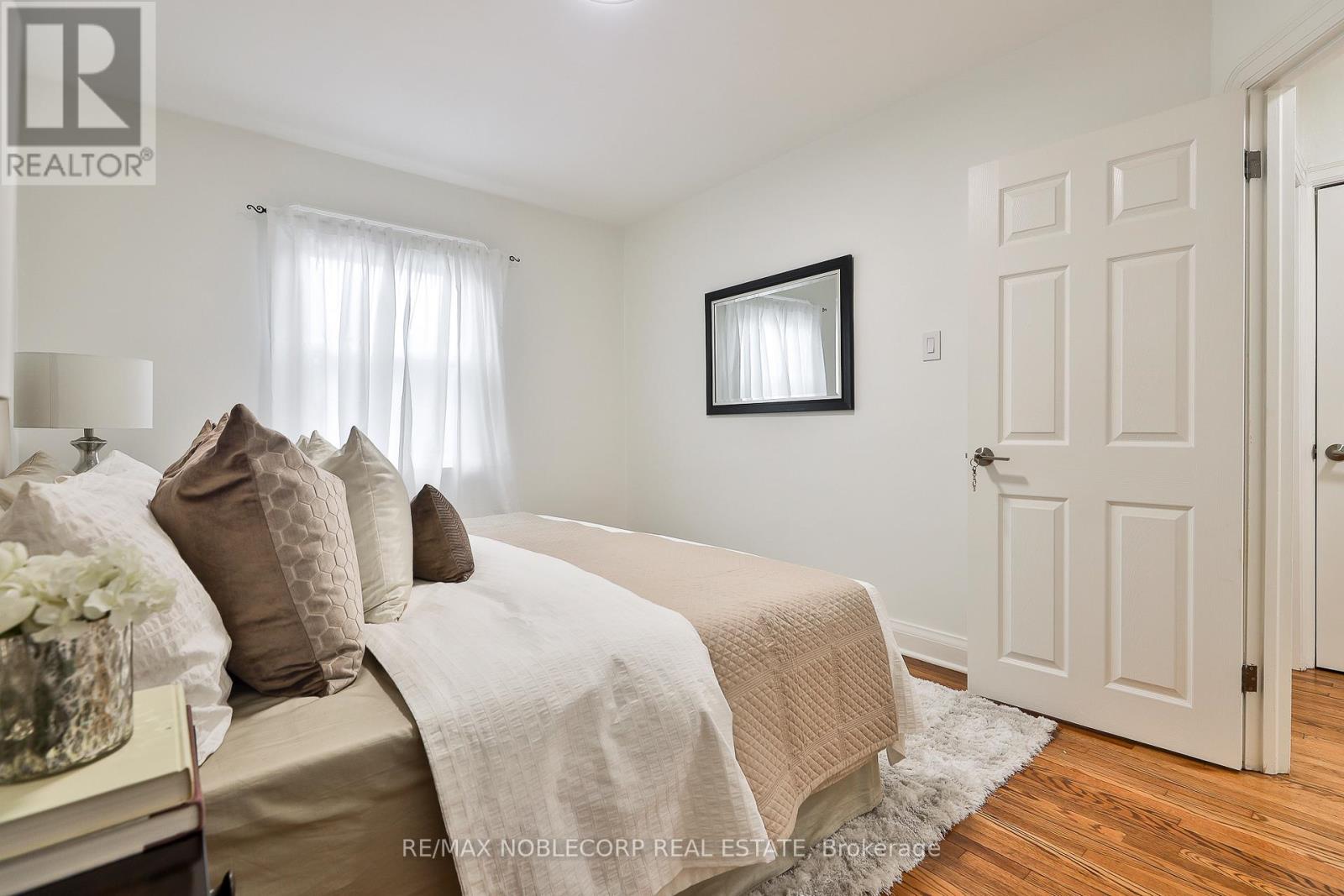 Photo 32 of 16 Little Boulevard, Toronto ON