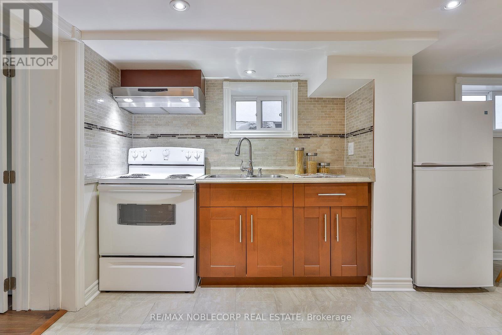 Photo 3 of Lower 16 Little Boulevard, Toronto ON