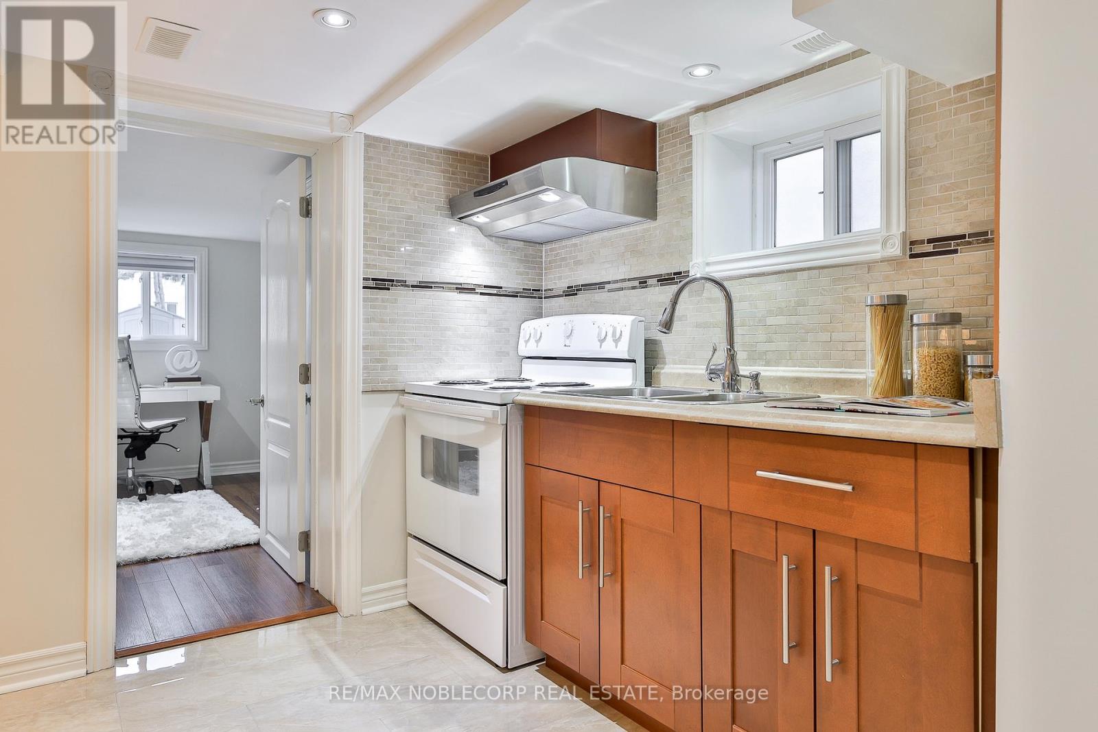 Photo 2 of Lower 16 Little Boulevard, Toronto ON