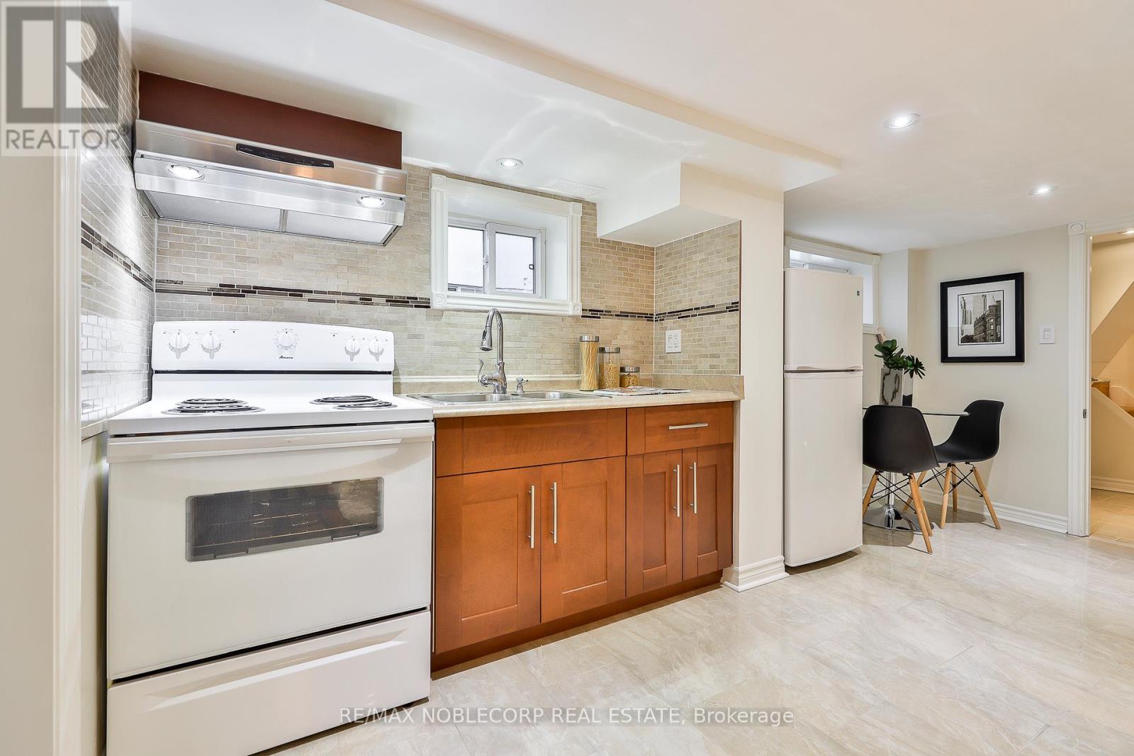 Photo 5 of Lower 16 Little Boulevard, Toronto ON