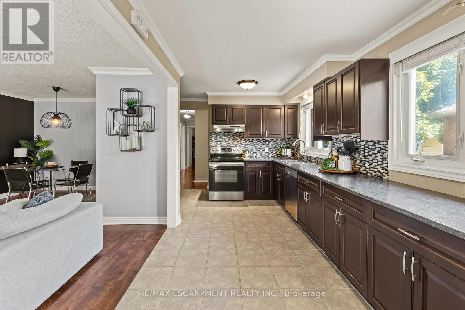 Photo 10 of 1298 Napier Crescent, Oakville ON