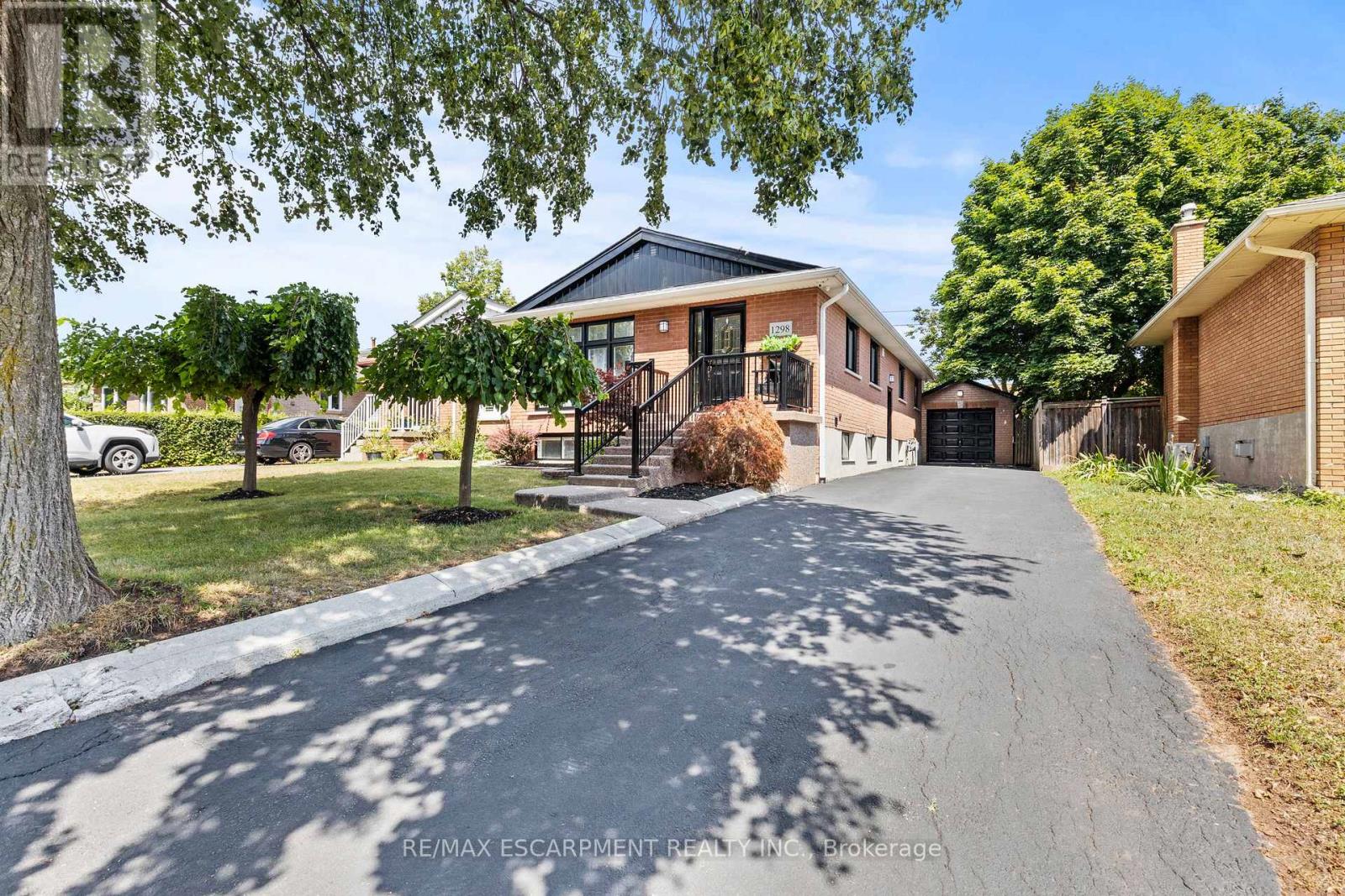 Photo 2 of 1298 Napier Crescent, Oakville ON