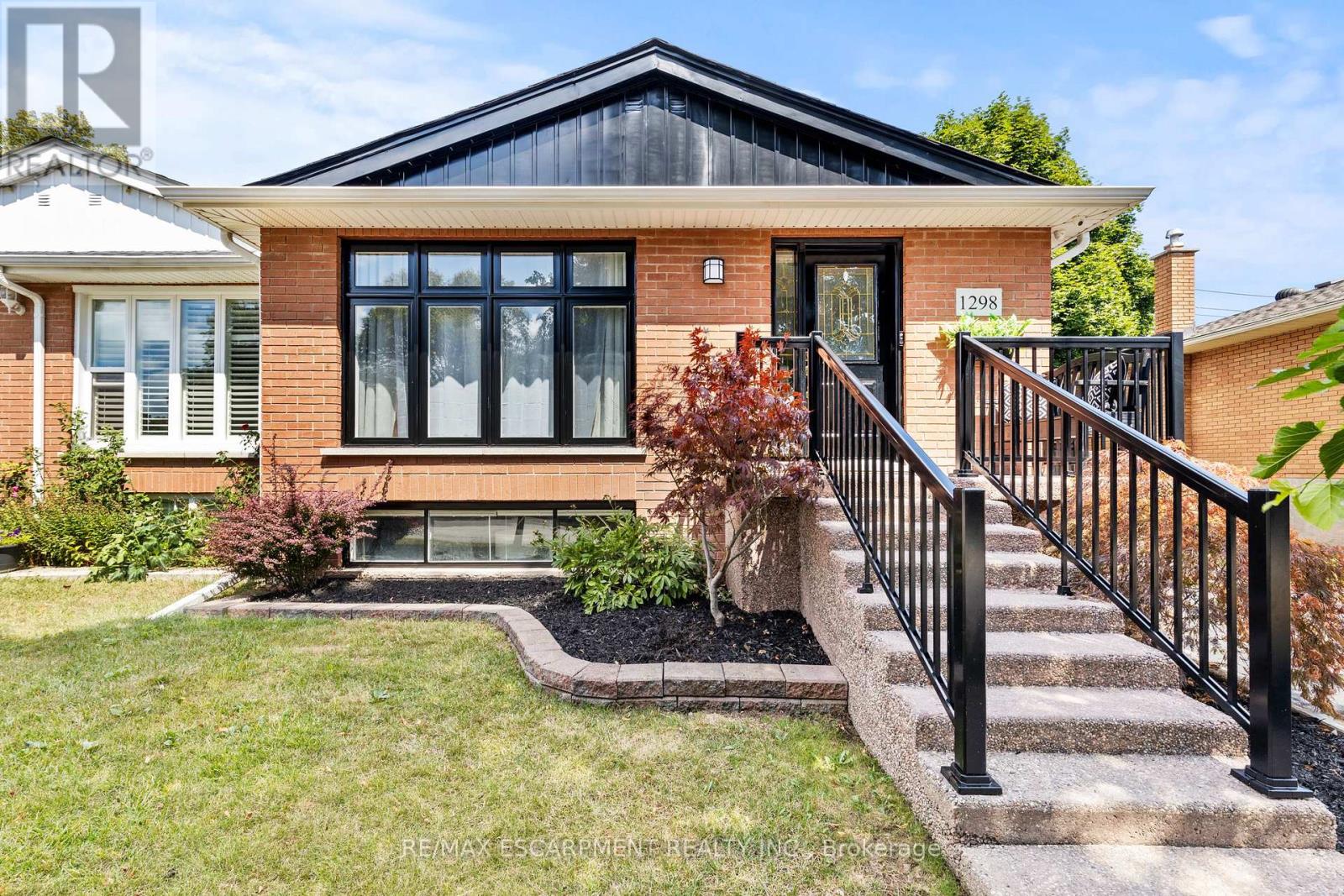 Photo 3 of 1298 Napier Crescent, Oakville ON