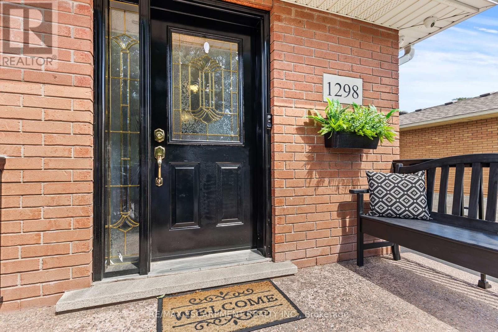 Photo 4 of 1298 Napier Crescent, Oakville ON