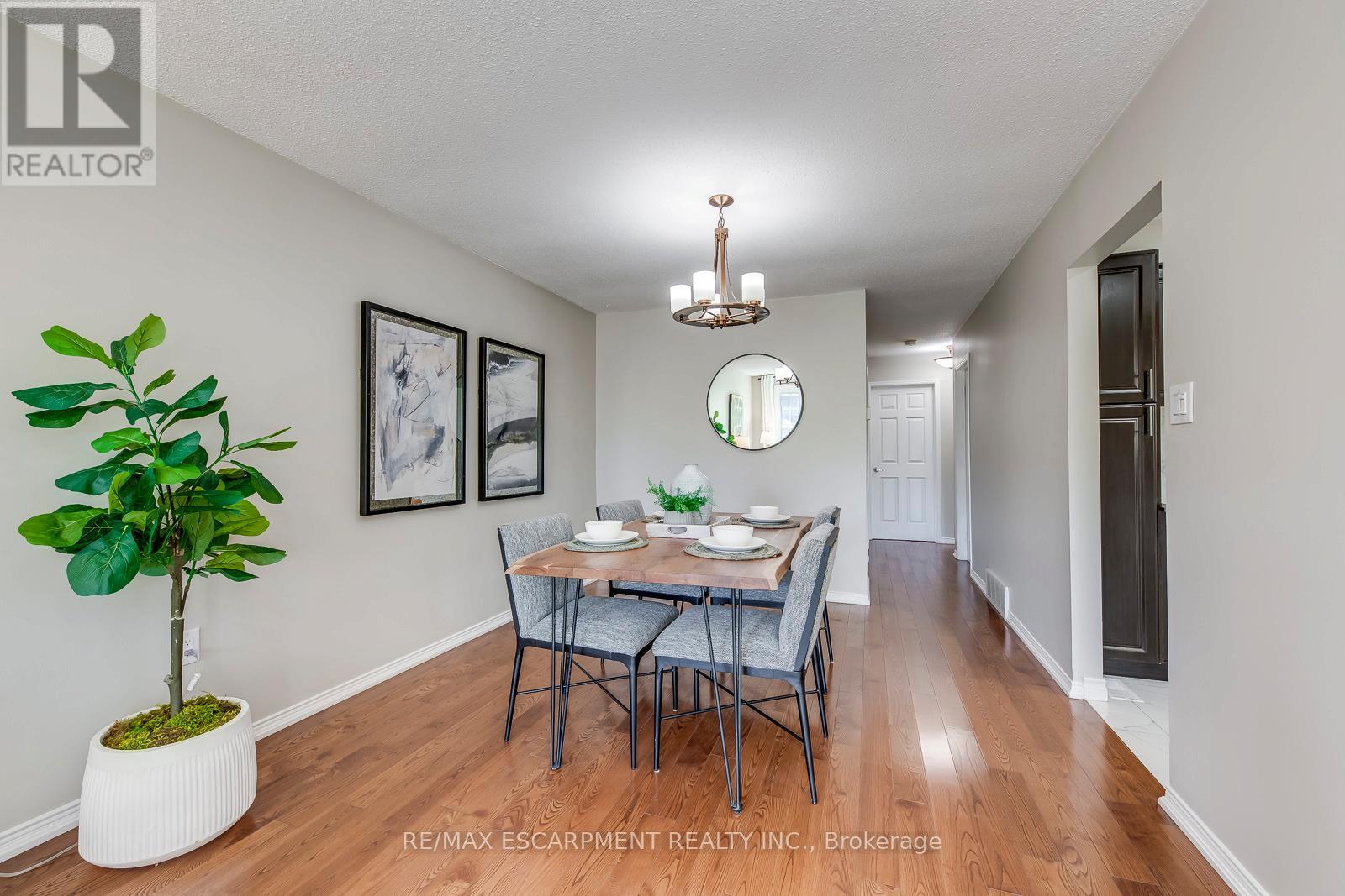 Photo 2 of 2309 Malcolm Crescent, Burlington ON