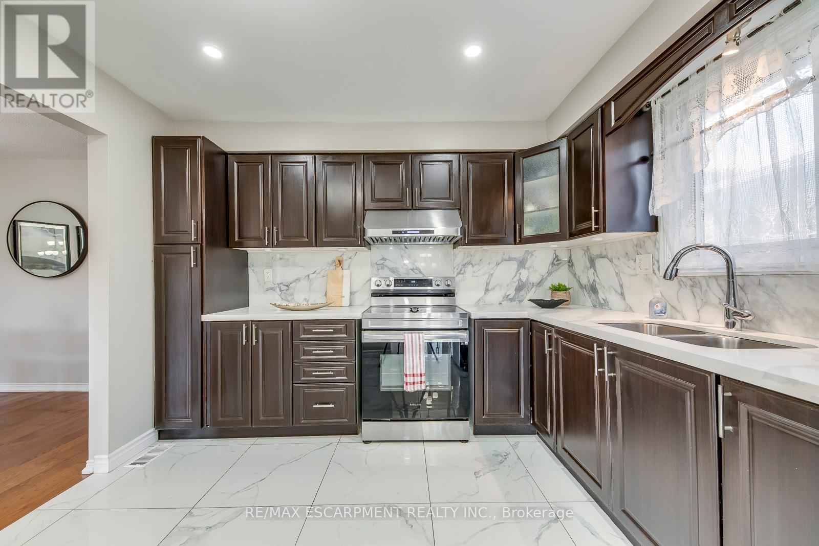 Photo 5 of 2309 Malcolm Crescent, Burlington ON