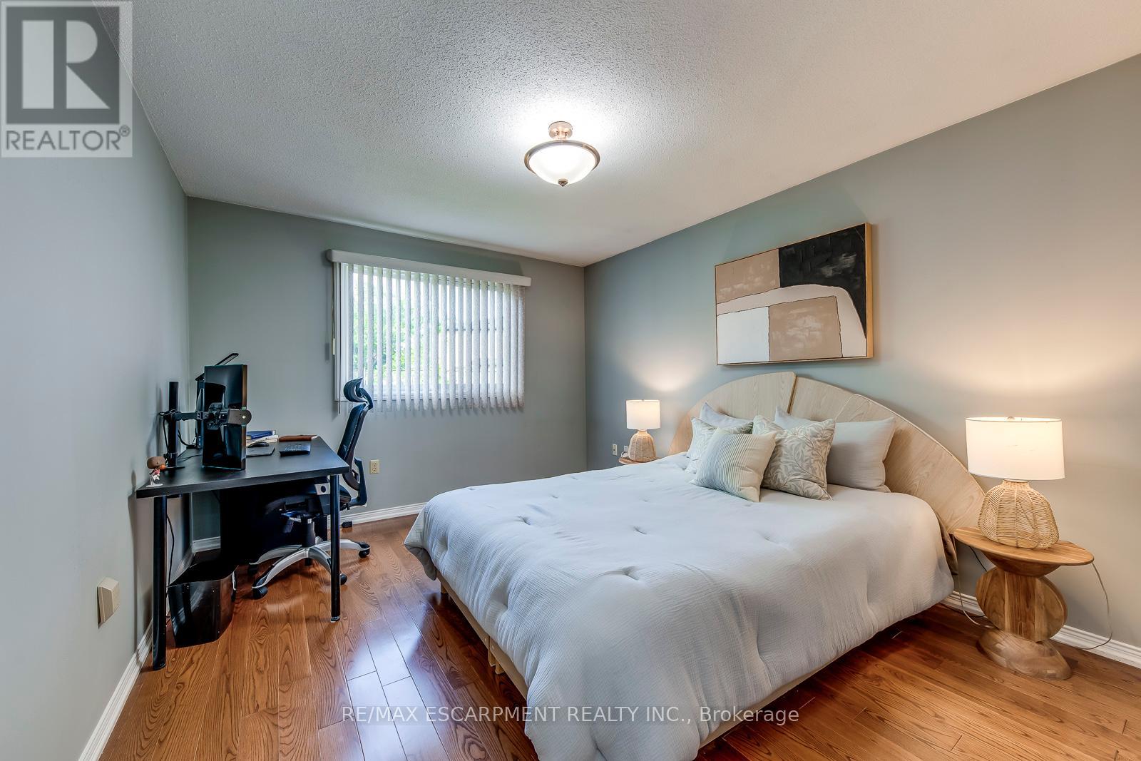 Photo 8 of 2309 Malcolm Crescent, Burlington ON
